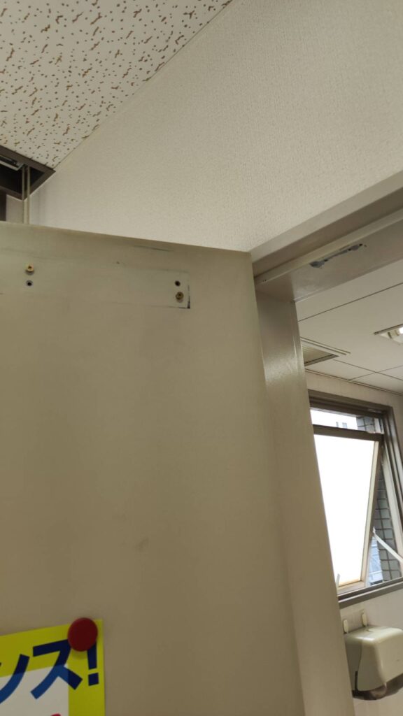 ドアクローザーのブラケット固定部のネジ穴と取付状態を確認