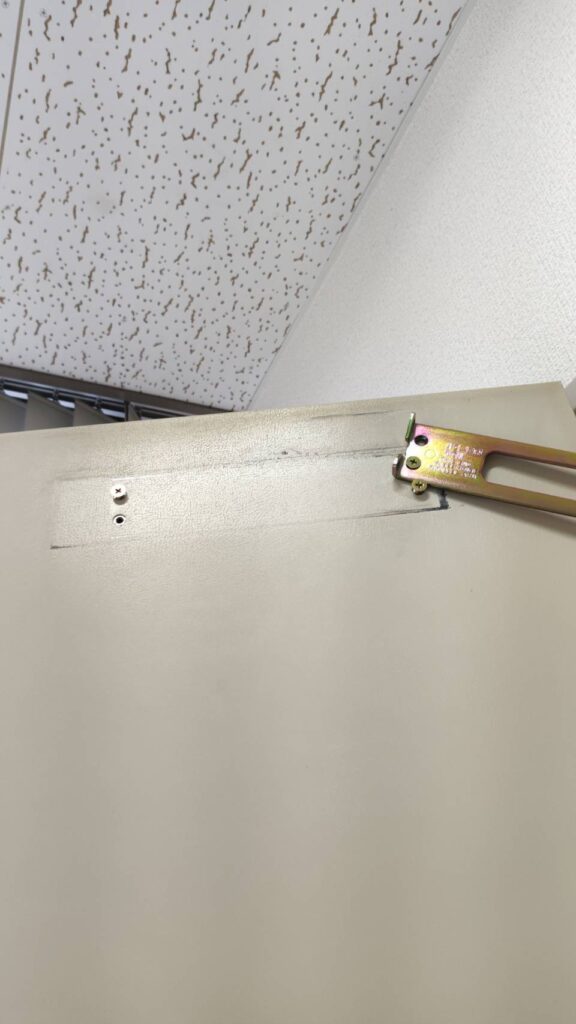 下関市一の宮の事務所ドアに取り付けられていた既存ドアクローザーの取り外し作業
