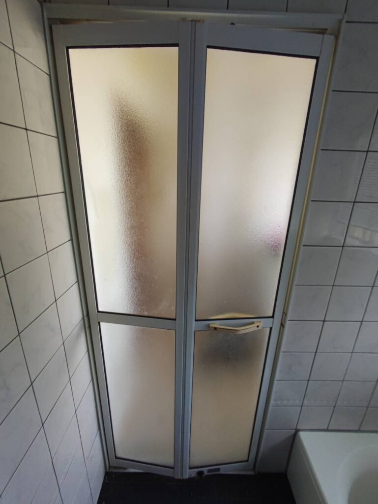下関市で浴室ドアをカバー工法で交換する前の写真