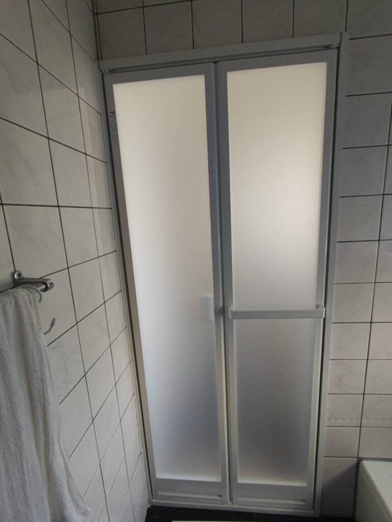 下関市で浴室ドアをカバー工法により交換した施工後写真