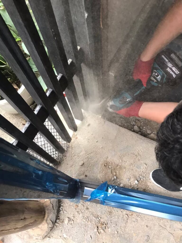玄関引戸の古い枠を撤去している作業
