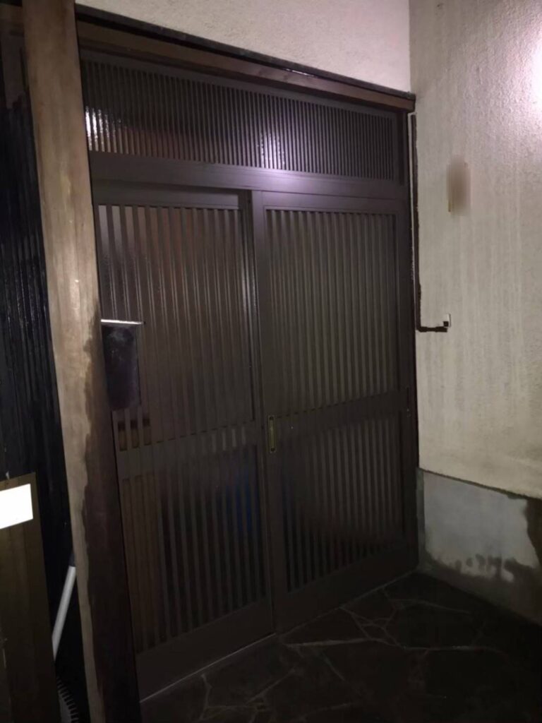 斫り工法で交換した玄関引戸の施工後