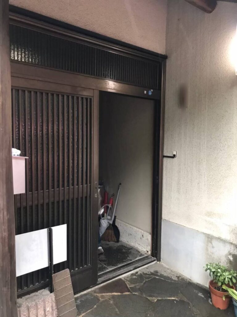 玄関引戸が途中までしか開かない施工前の状態