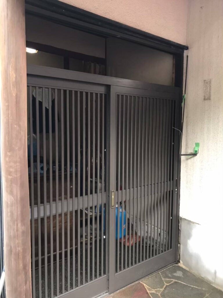 新しい玄関引戸の枠を設置した後の状態""