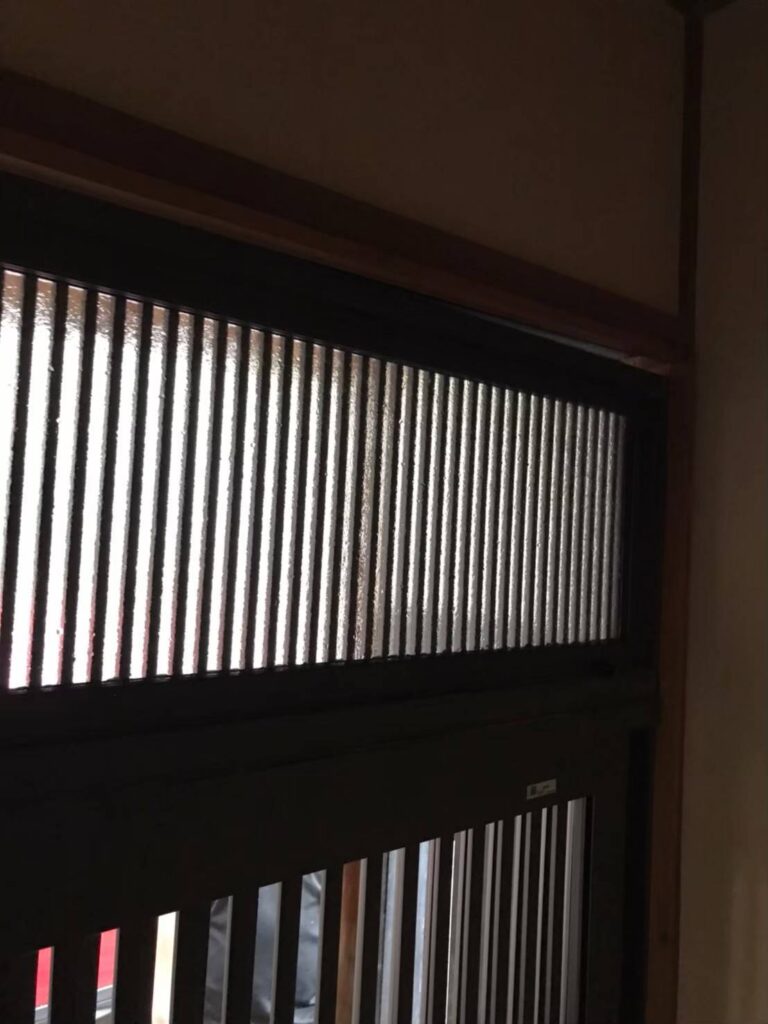 玄関引戸のガラスを現場で組み込んでいる作業