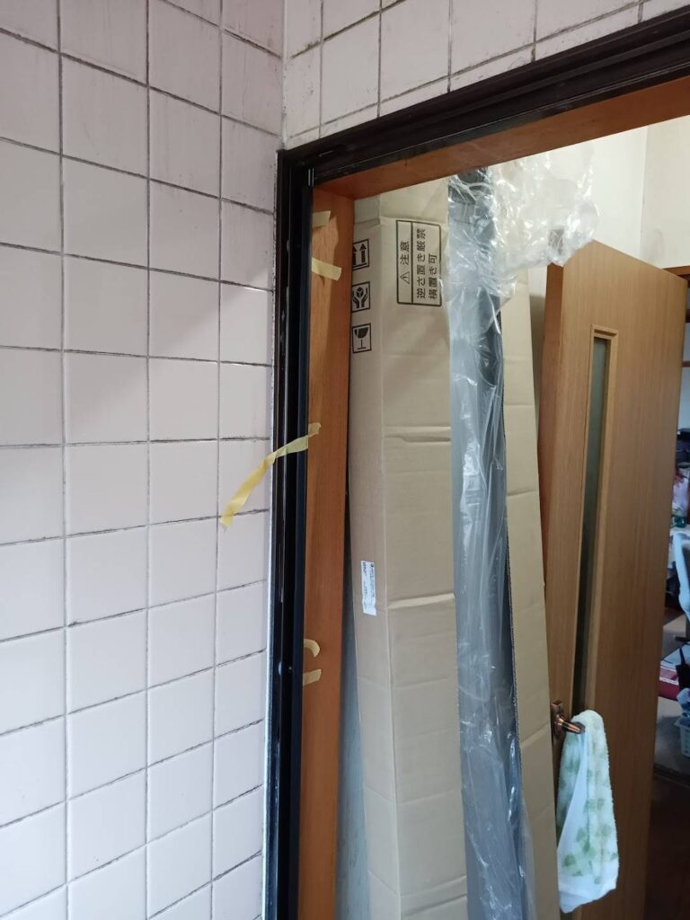 浴室ドア新設枠の設置作業