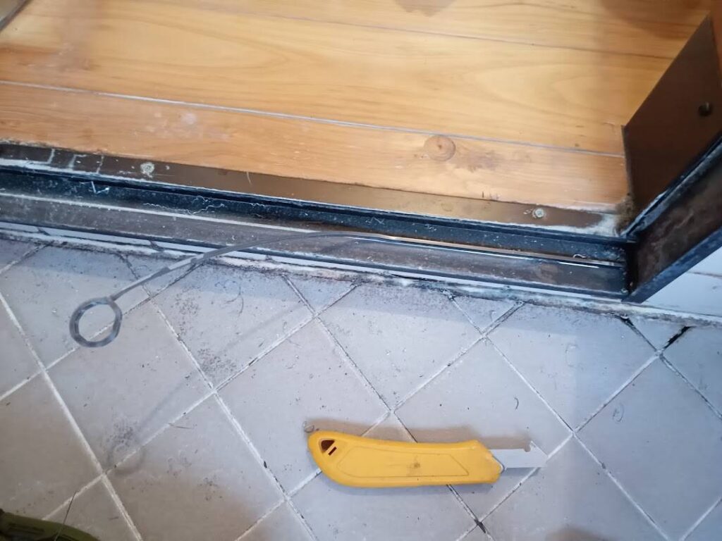 下関市で浴室ドア枠を調整している作業