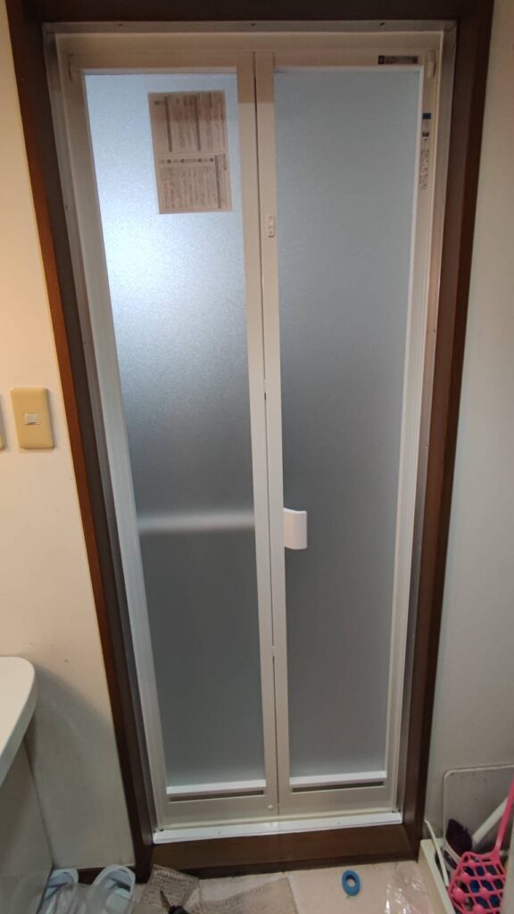 下関市で浴室ドア交換を行った脱衣室側の施工後写真