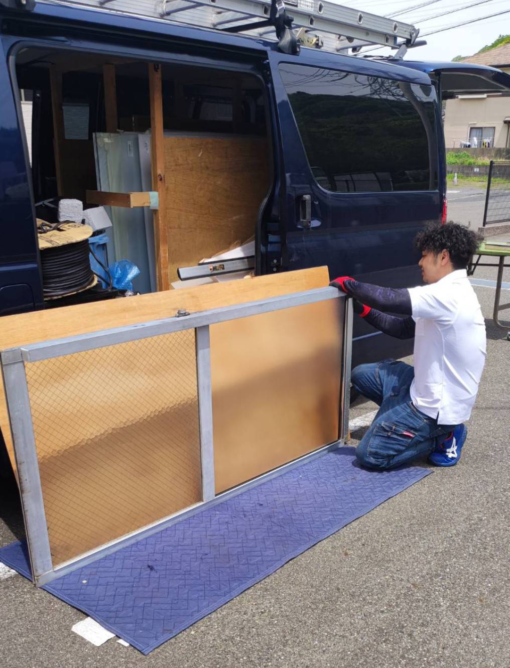 下関市でサッシ修理・ドア交換に対応するMADOSUKEサッシ・ドアの作業風景