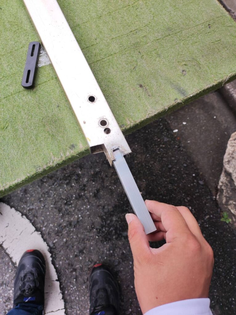 クレセント錠交換用に裏板を作成している様子