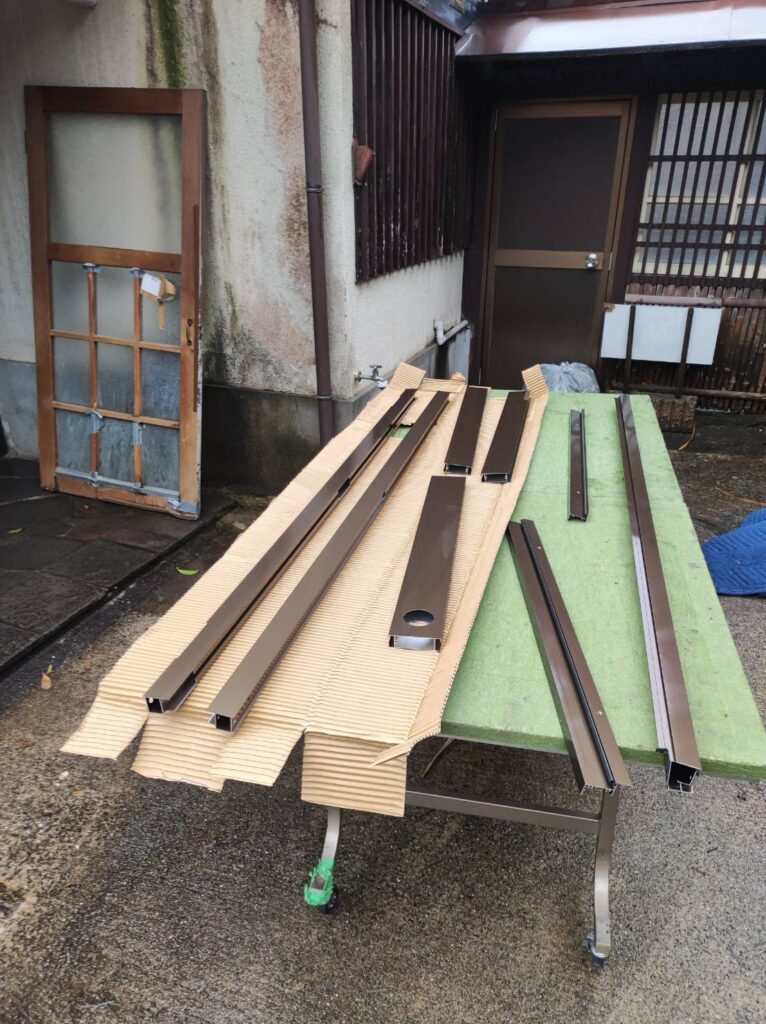 浴室ドア交換のために部材を準備している様子