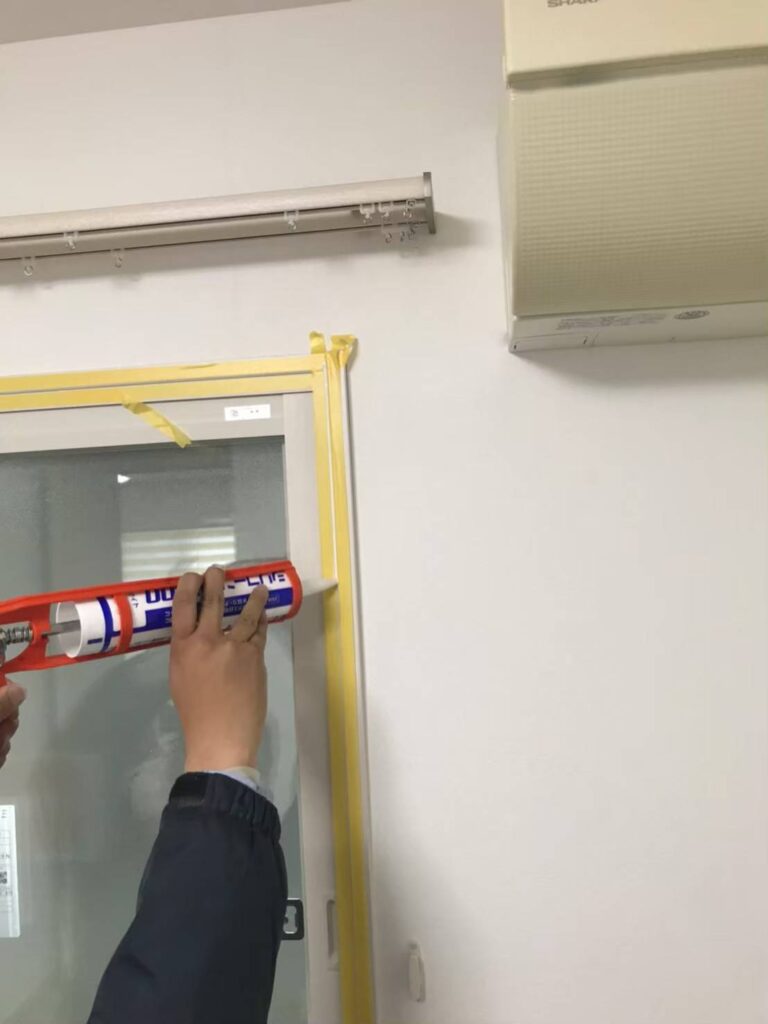 下関市でインプラスまわりをホワイト色のコーキングで仕上げている様子