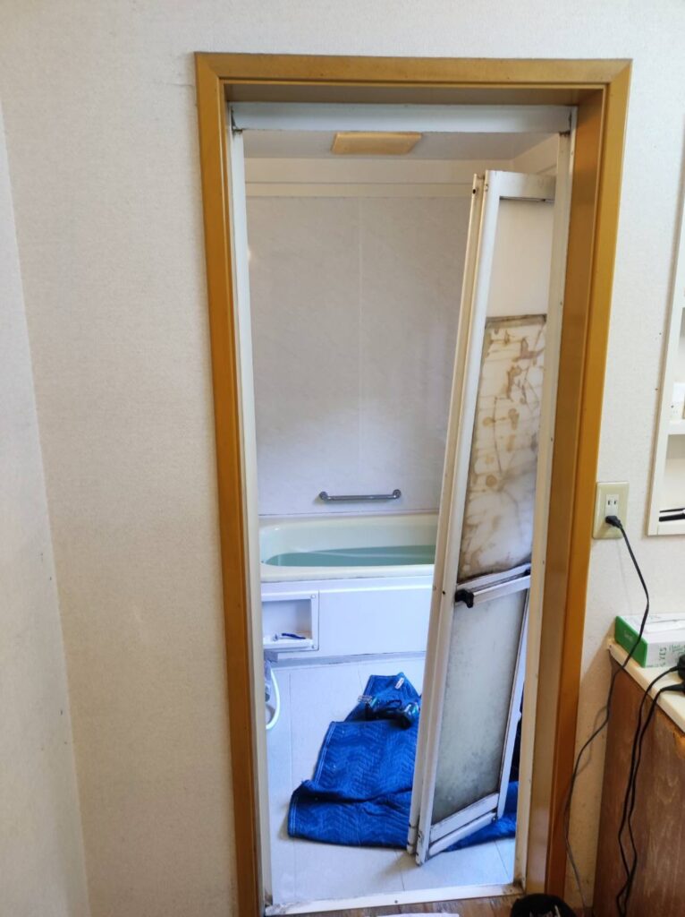 下関市で交換前の浴室折戸