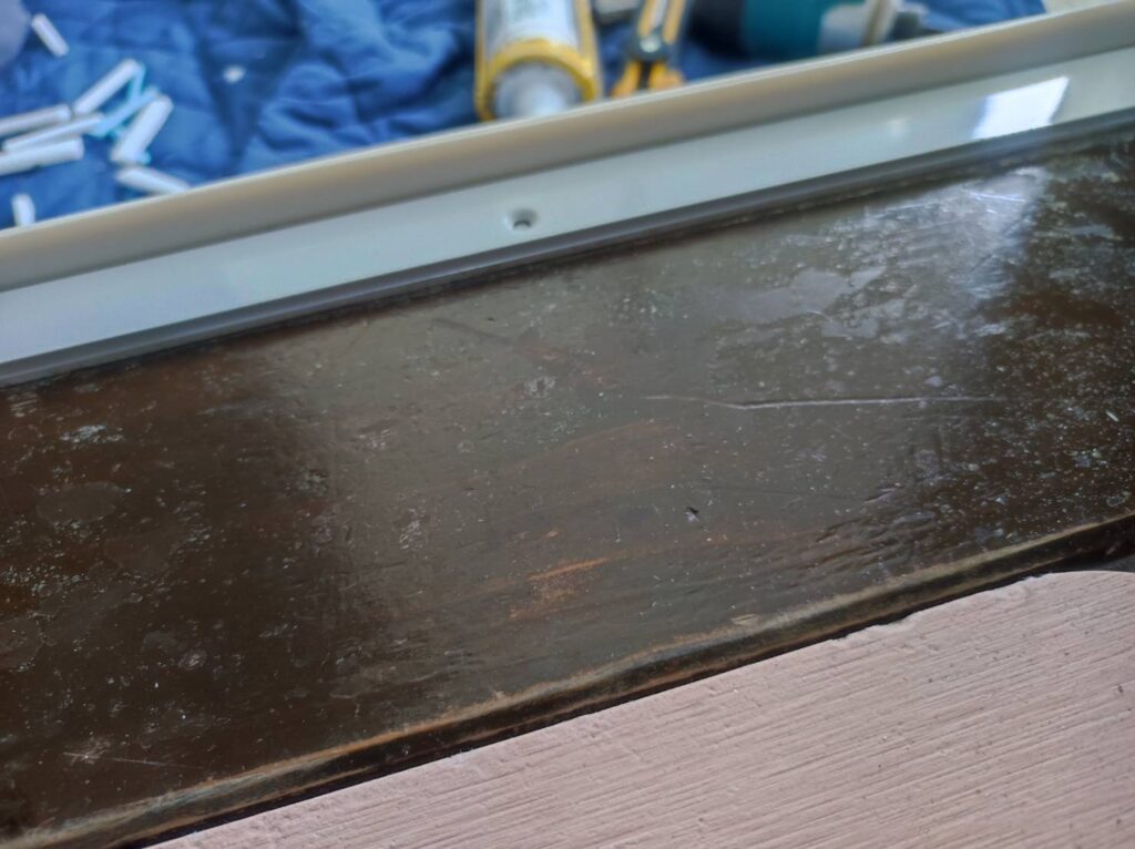 カバー工法でも段差を抑えて浴室ドアを取り付けた下枠部分