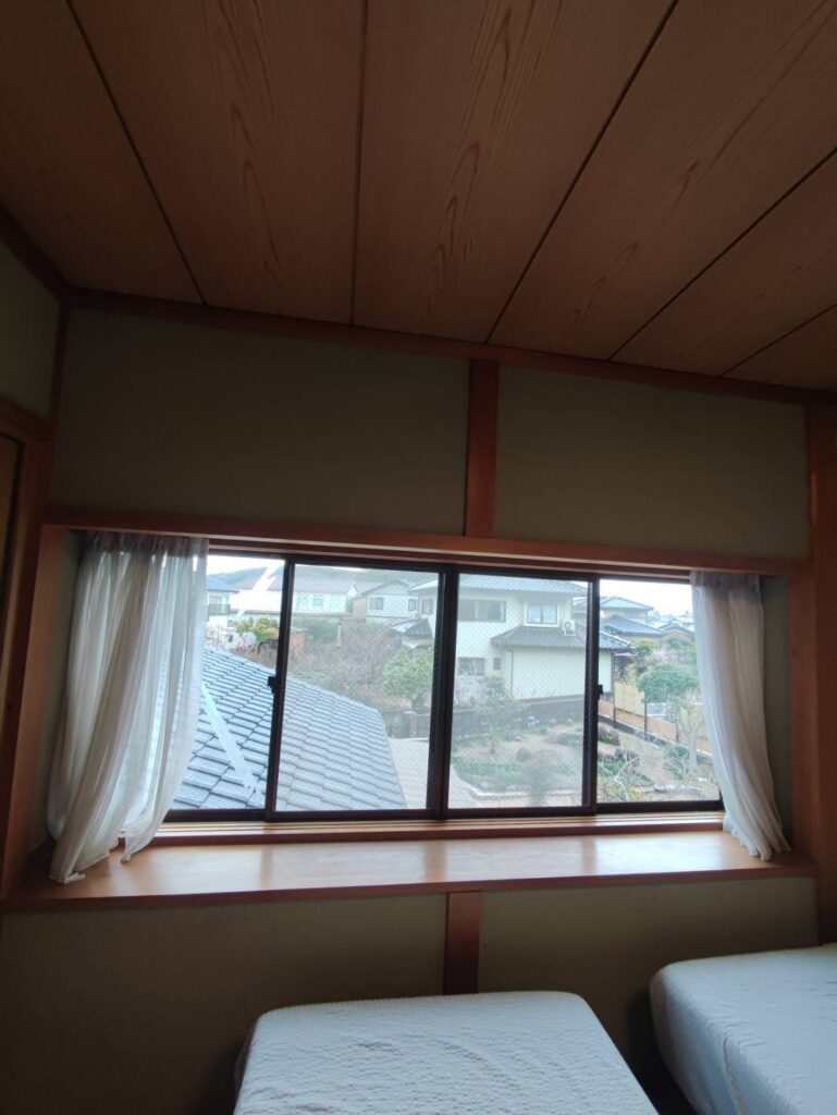 下関市で戸建て和室の出窓に内窓を取り付ける前の状態