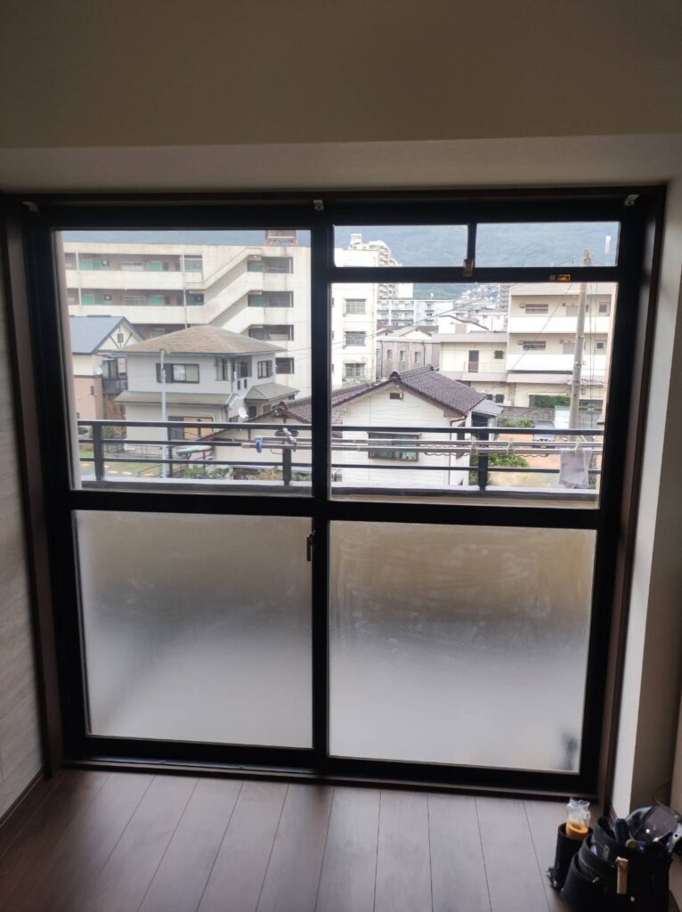 下関市の分譲マンションでLIXILインプラス内窓設置前の掃き出し窓