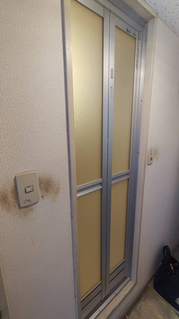 浴室開き戸から浴室中折れ戸へ交換した施工後の写真
