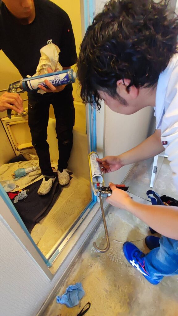 下関市で浴室ドア枠まわりに防カビシリコンを施工している写真
