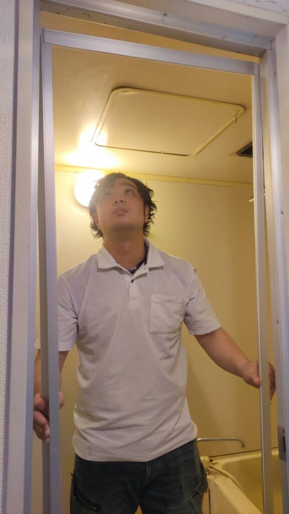 下関市で浴室ドア交換中に新しいドア枠を取り付けている写真