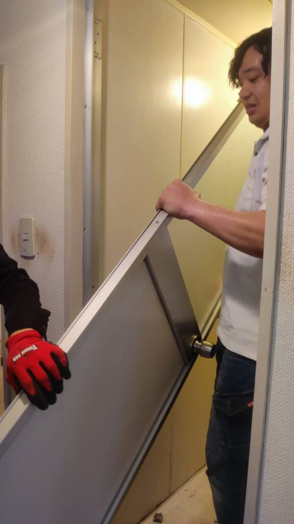 浴室開き戸を取り外して中折れ戸へ交換する前の状態