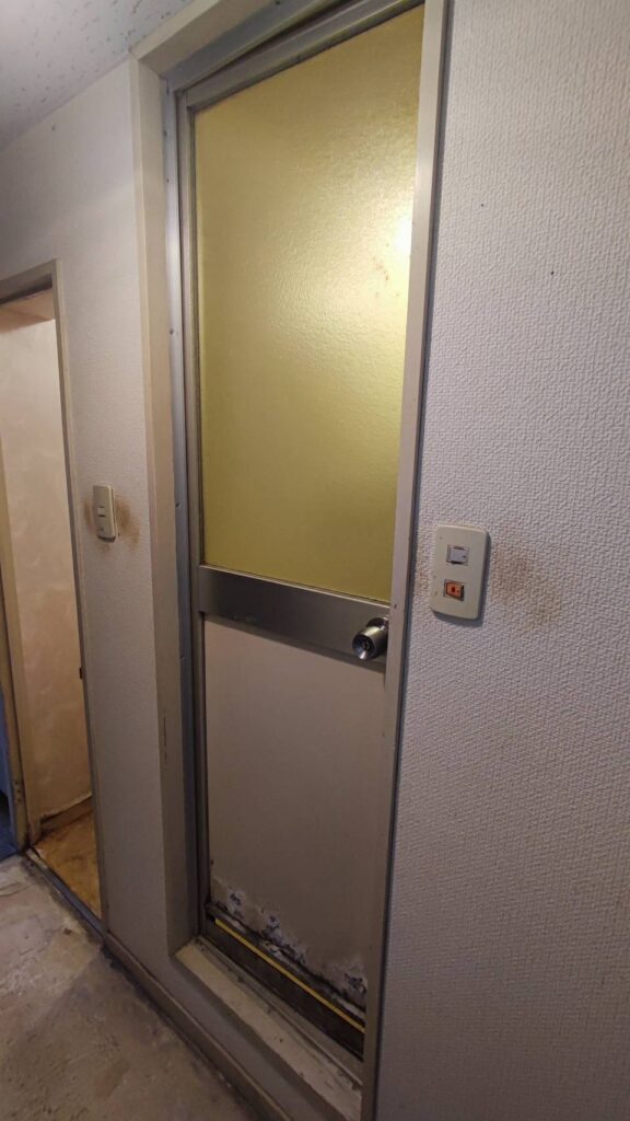 腐食した既設ドア