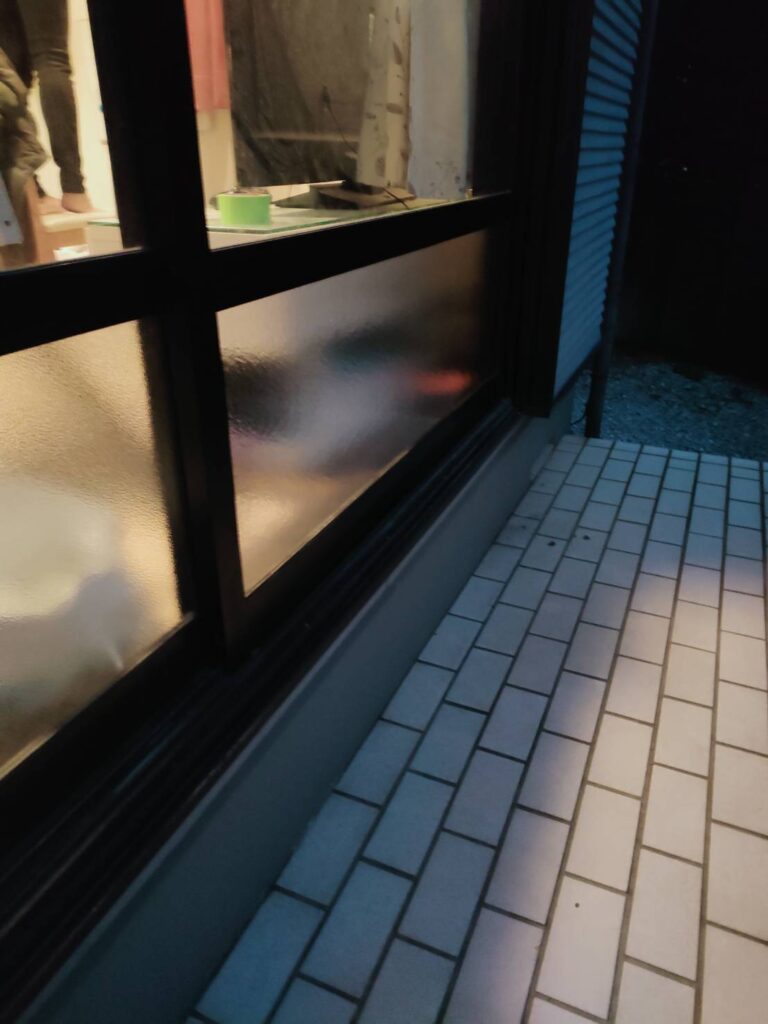 下関市で型板ガラスを交換した後の窓サッシ