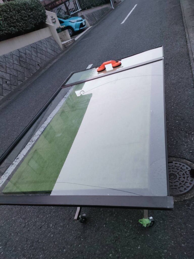 下関市で型板ガラスを交換する前の窓サッシ