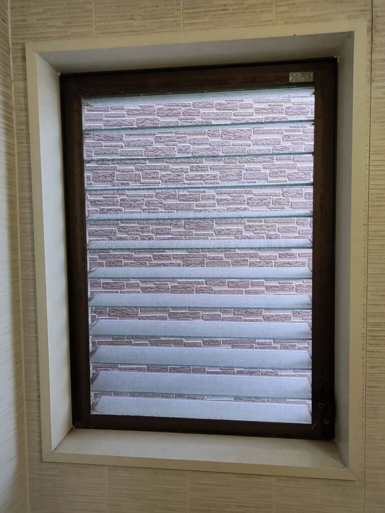 交換前の浴室アルミ製ルーバー窓