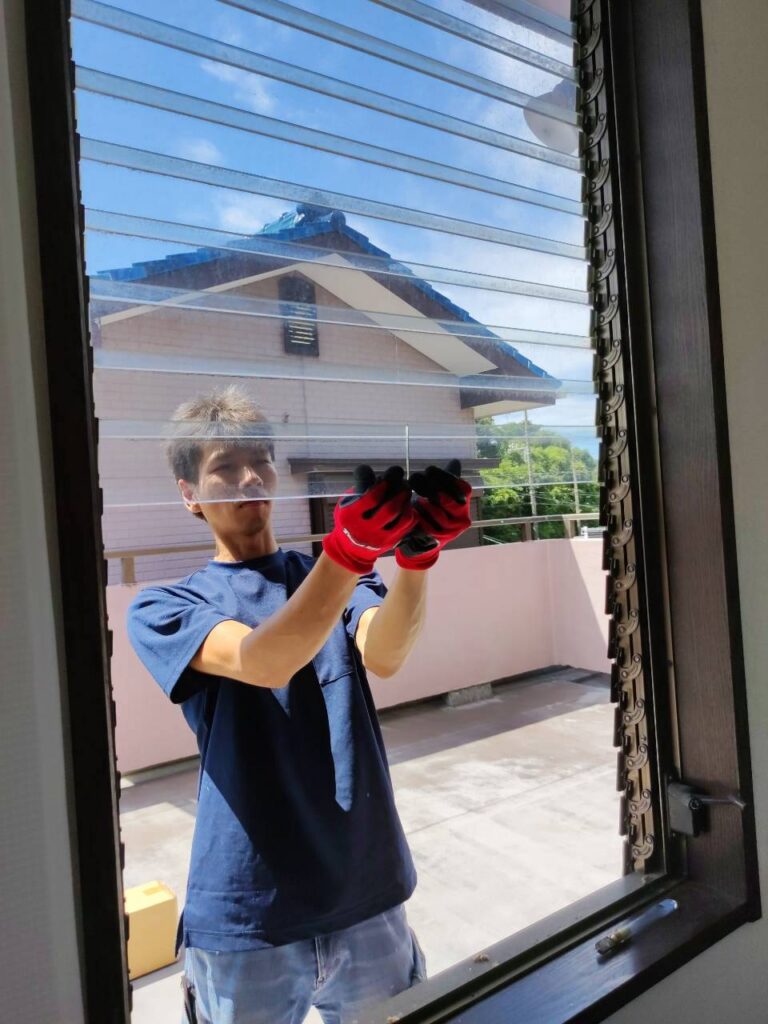 開かないルーバー窓のガラスを取り外している様子