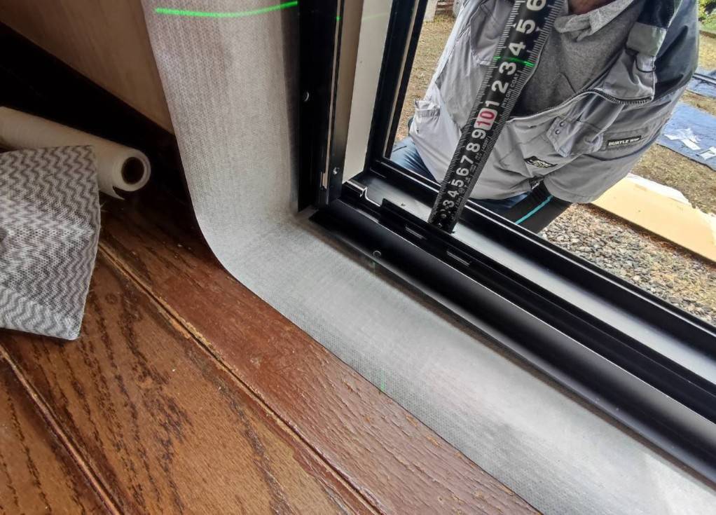 レーザーで水平を確認しながらマドリモの枠を施工