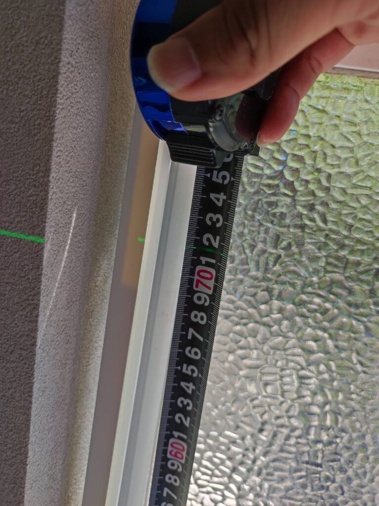 約10mm傾いた既存窓枠をレーザーで測定