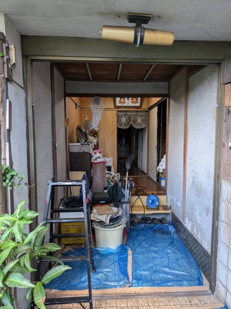 既設玄関引戸と欄間を撤去した開口部