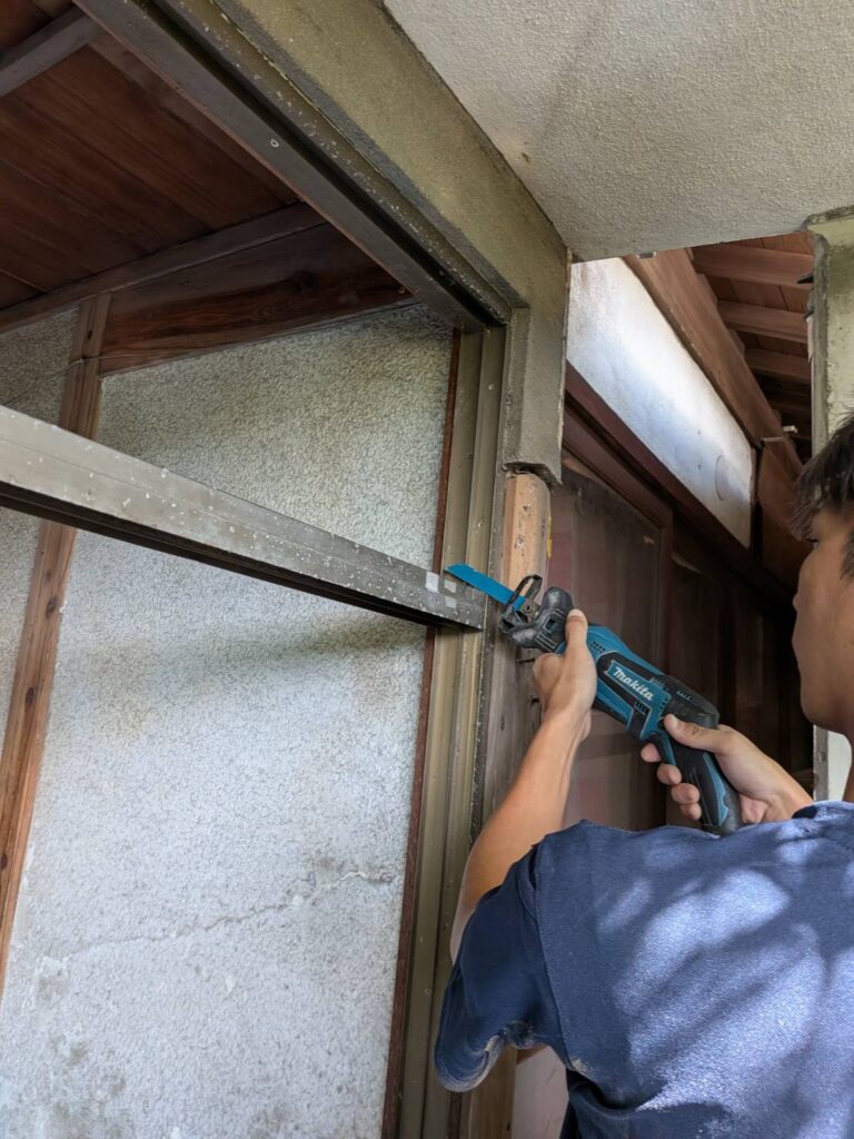 玄関引戸の既設欄間を撤去している施工中の様子