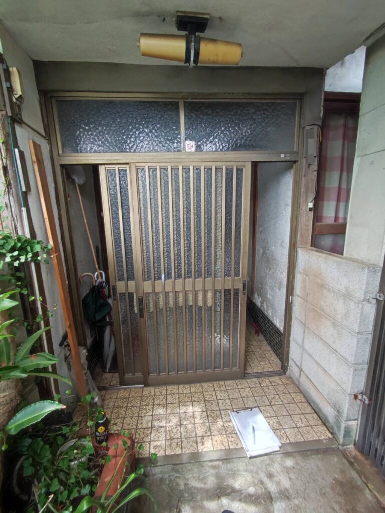 下関市で現地調査した交換前の玄関引戸