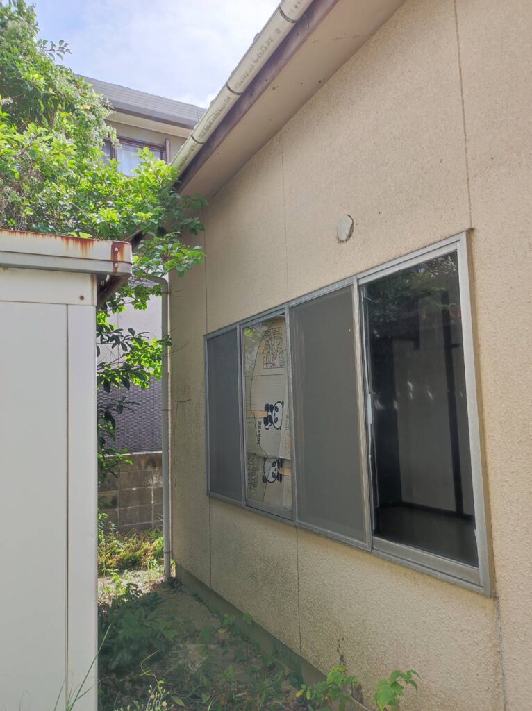 交換前の4枚建引違い窓を室外から見た様子