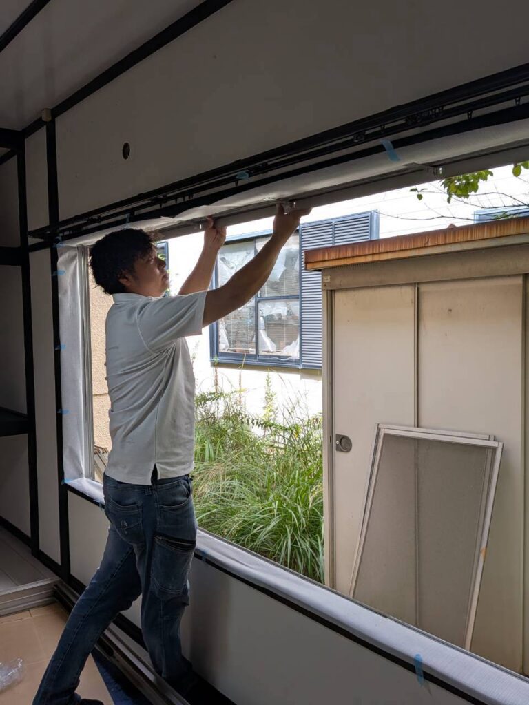 室内施工の手順に合わせて窓の上部に部材を取り付けている様子