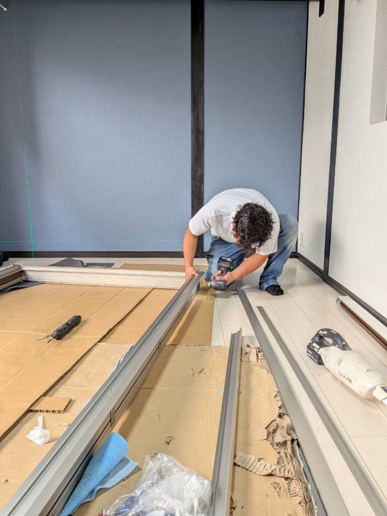室内の作業スペースでマドリモのサッシ枠を組み立てている様子