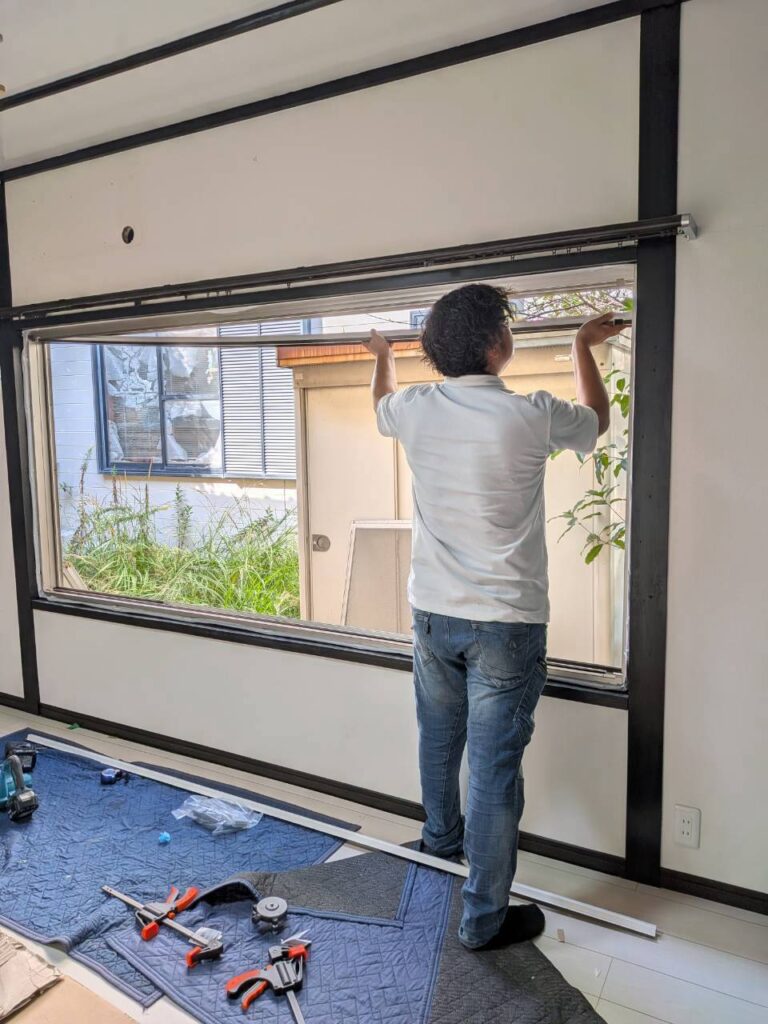 固定したアルミ枠の室内側に樹脂枠を取り付けている様子