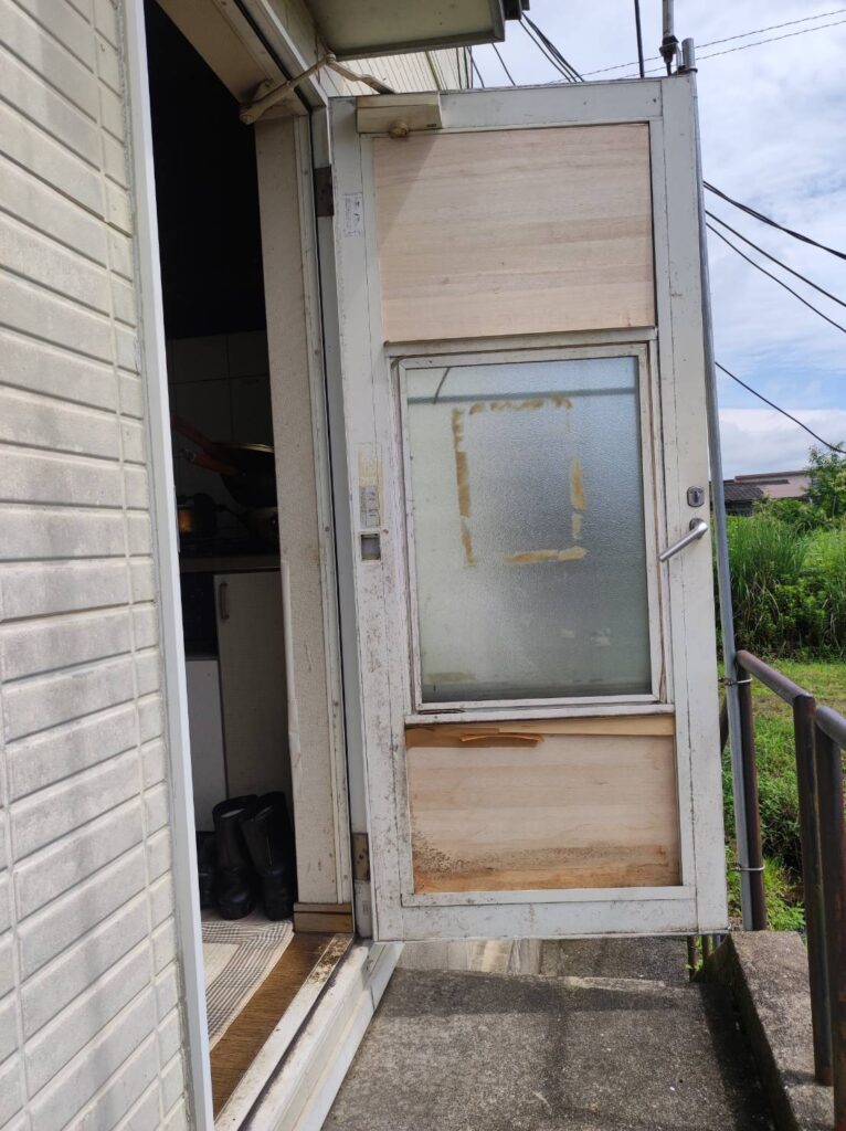 下関市豊田町で上げ下げ窓が故障し、板でふさいでいた勝手口ドアの施工前