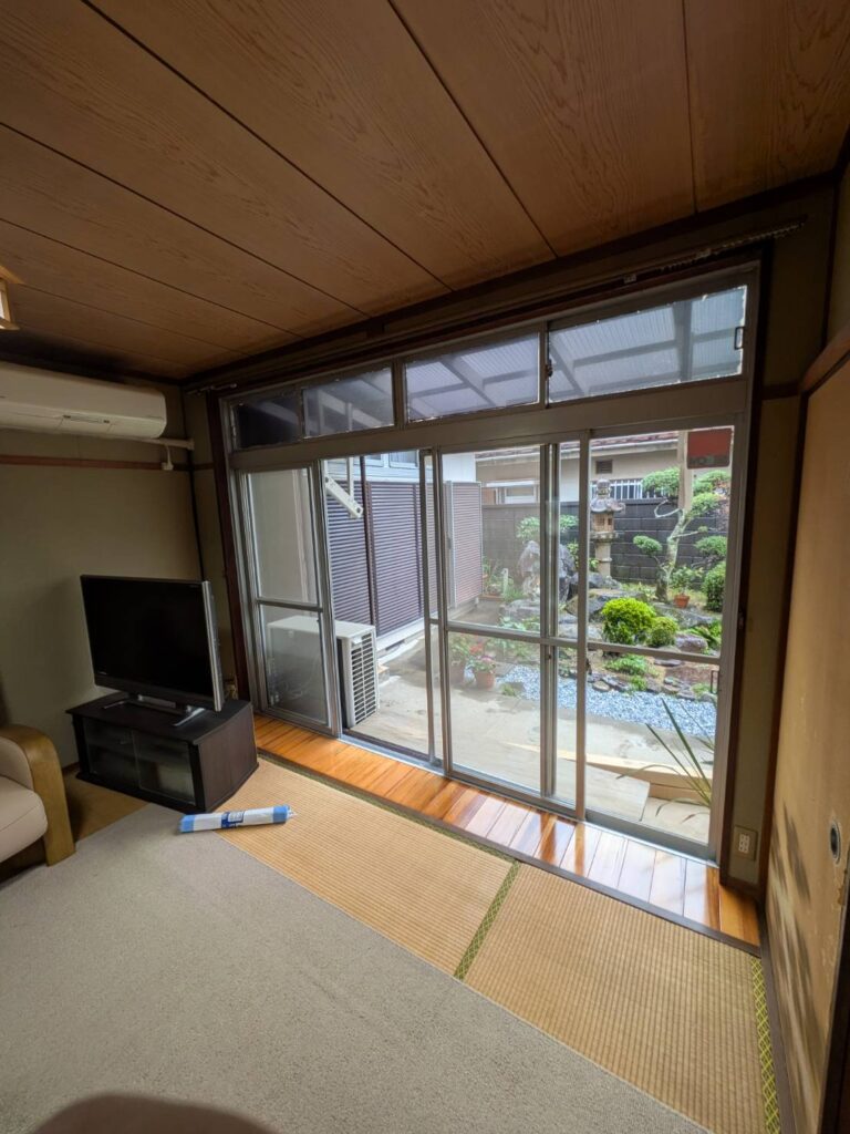 下関市の和室にある1か所目のランマ付き4枚建てサッシ・内窓施工前
