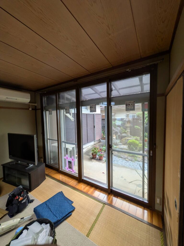 1か所目の窓にランマ通しのYKK APウチリモ4枚建て内窓を取り付けた施工後