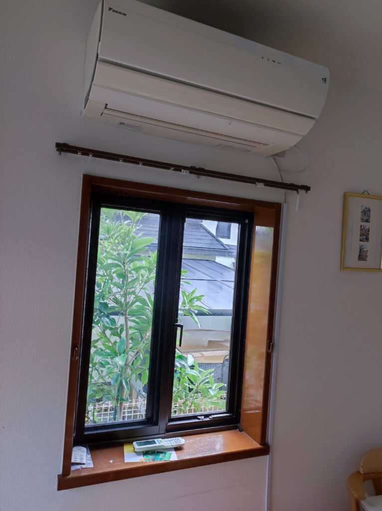 内窓施工前 FIX窓と片開き窓を組み合わせた出窓
