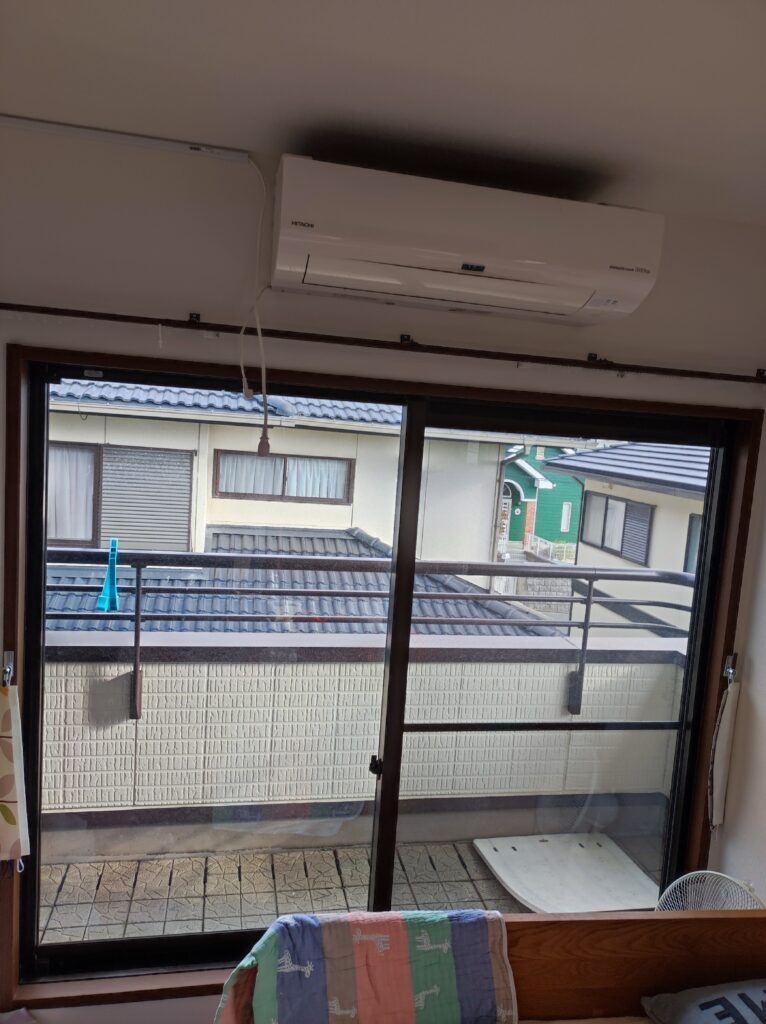 内窓施工前 2階ベランダに面した2枚建て引違い掃き出し窓