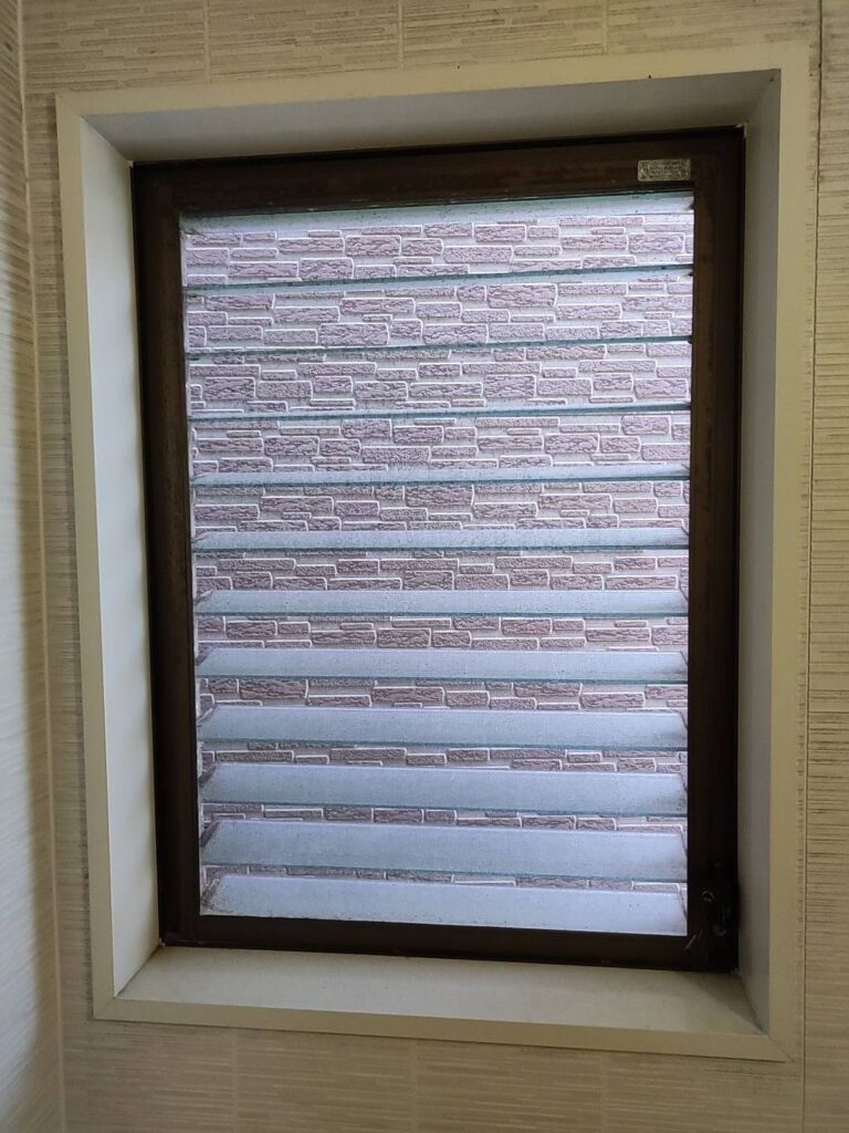 交換前の浴室アルミ製ルーバー窓