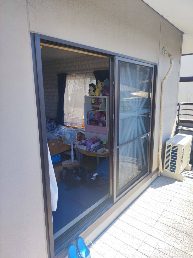 宇部市で窓シャッターを後付けする前の窓
