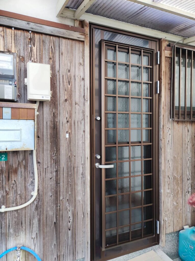 宇部市で勝手口ドアを交換した施工後の写真
