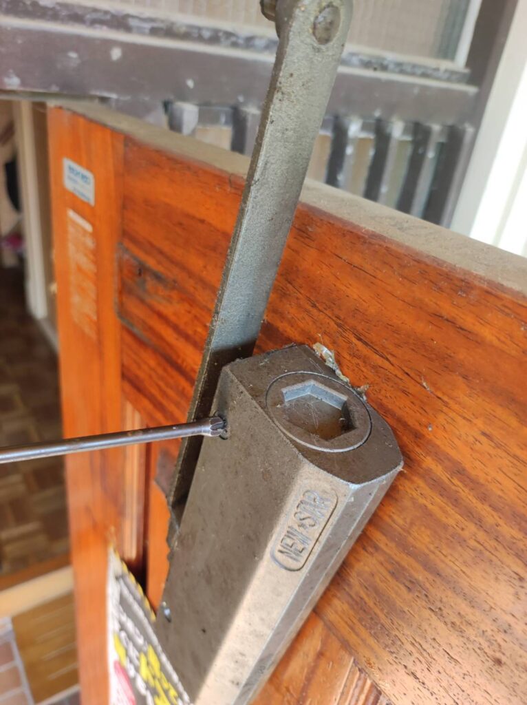 宇部市でドアクローザー交換を行う前のドア
