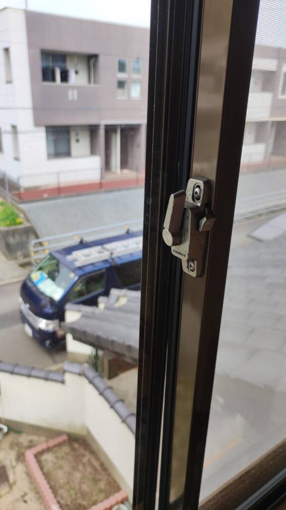 宇部市で窓のクレセント錠を修理・交換する前の写真